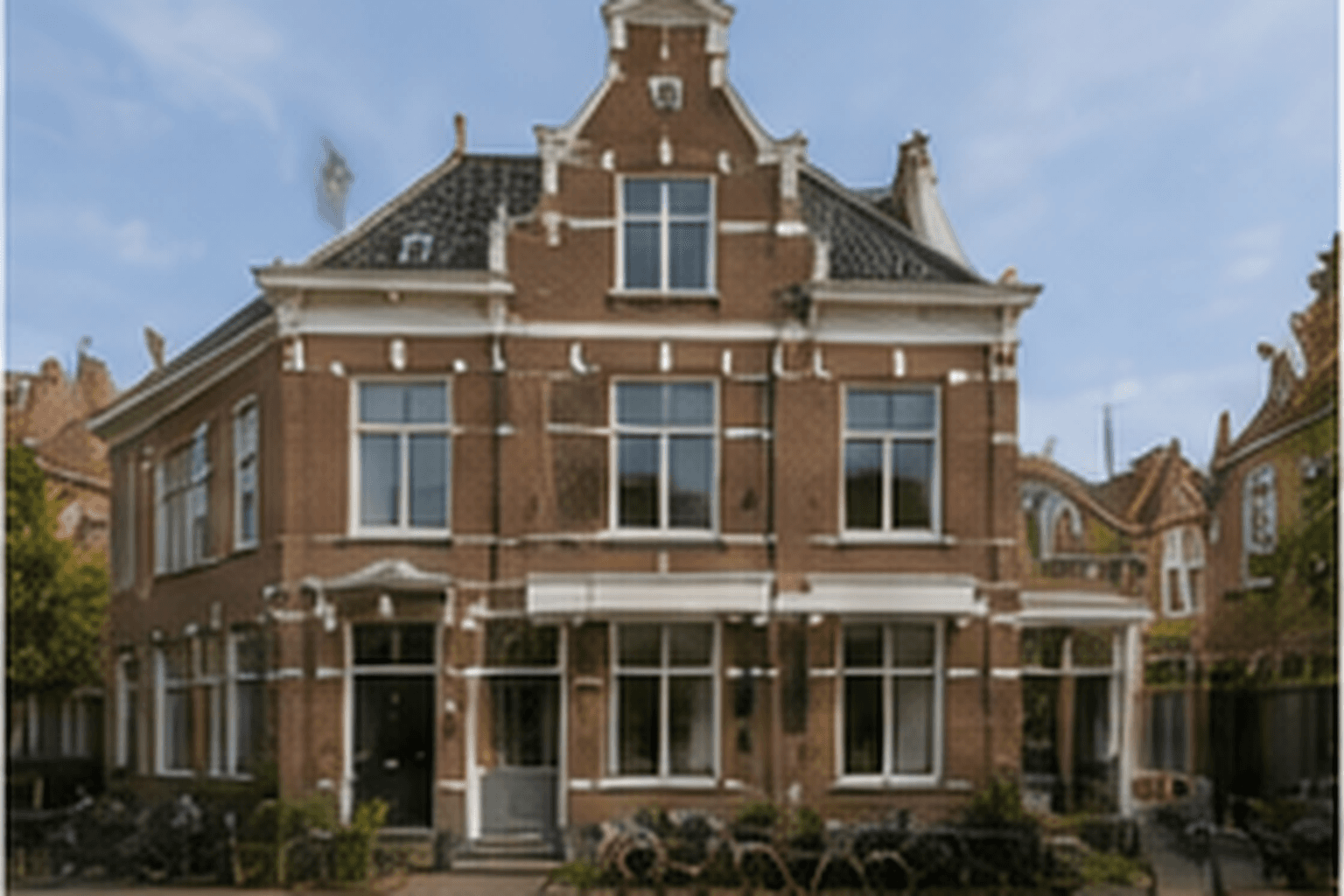 Voorzijde — Twee-onder-een-kapwoning in Den Haag
